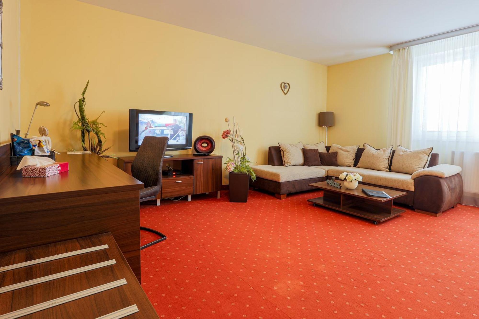 Grand Hotel Senica, Garni Екстериор снимка
