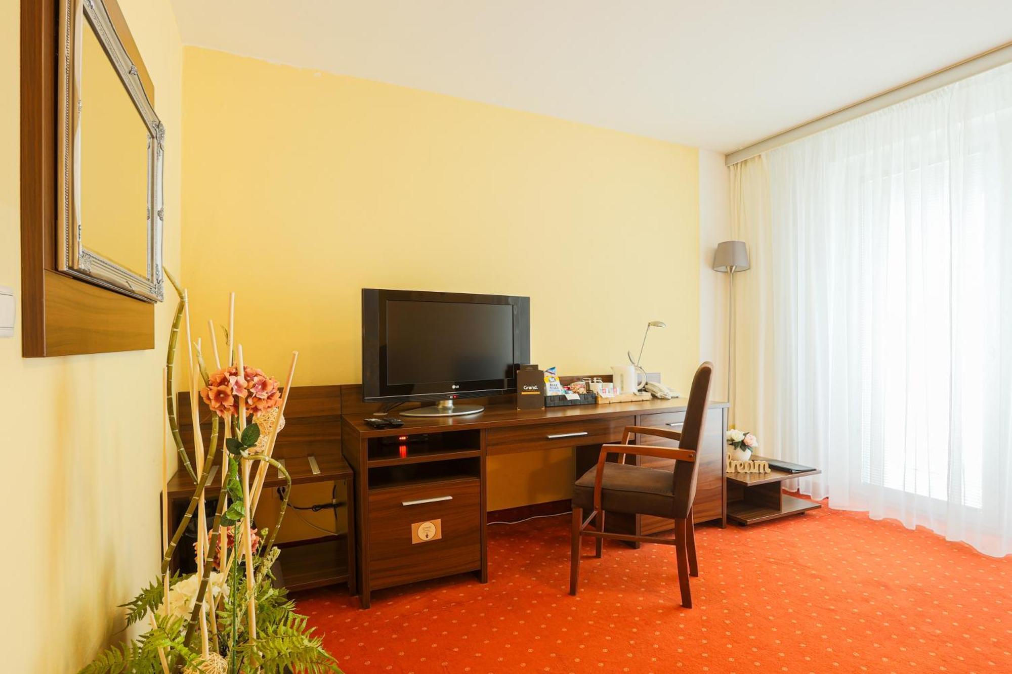 Grand Hotel Senica, Garni Екстериор снимка